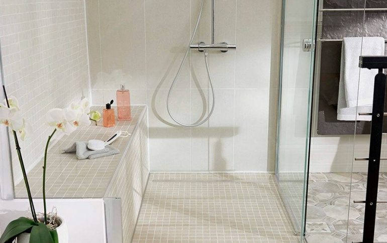 La douche, l’endroit servant au nettoyage corporel, la base de la santé et du confortf