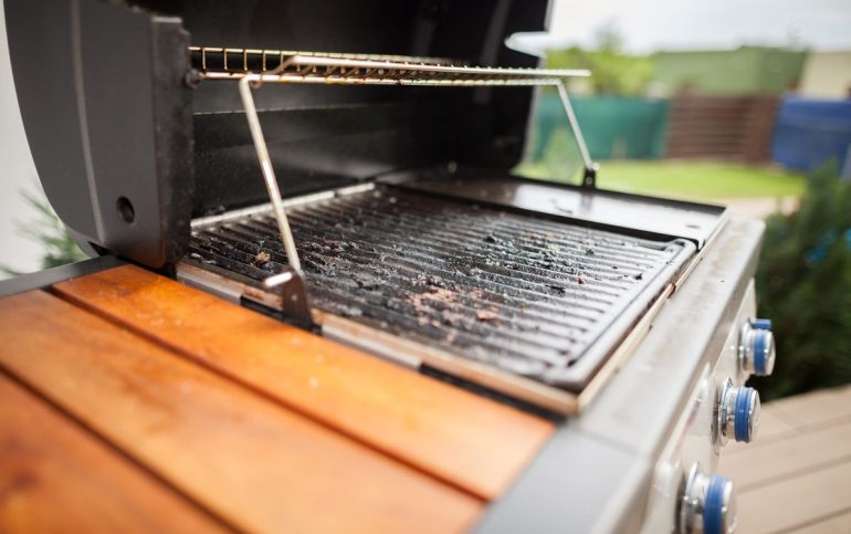 Les astuces pour nettoyer rapidement et efficacement le grill d’un barbecue